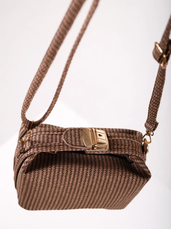 Braon reljefna torbica KA023